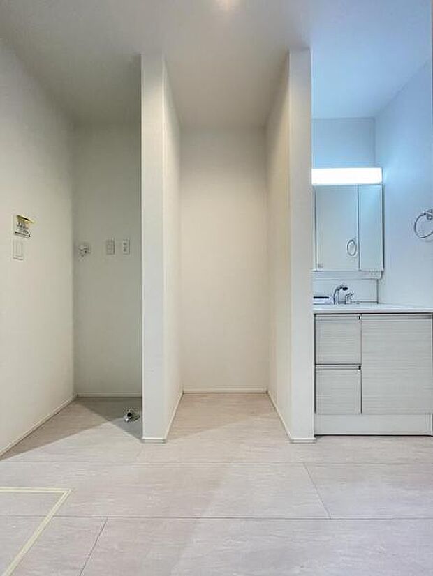 余裕のある洗面脱衣スペース！小さなお子様がいるご家庭は、脱衣所が広いことで入浴準備や着替えがしやすくなります！