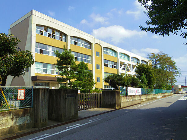 若松原中学校 722m/徒歩10分、車2分