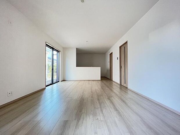 リビングは家族団らんの大切な空間です。ゆとりある広さと明るさでホッとくつろげるスペースになっています！