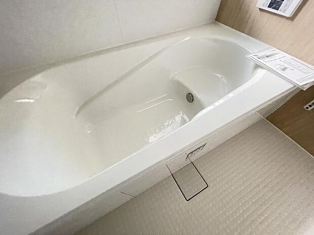 浴槽内はベンチ付きなので半身浴や親子一緒に入浴が楽しめます♪