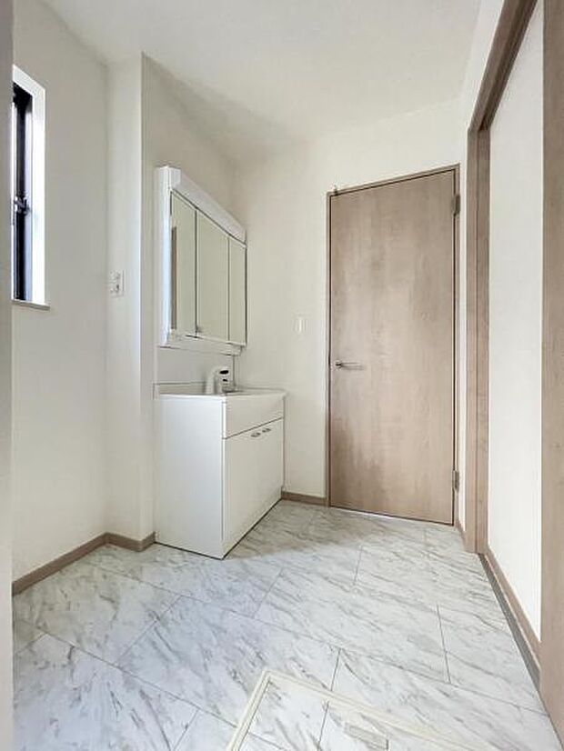 朝の準備・毎日の洗濯・帰宅後のお風呂と大活躍の洗面スペース。窓もあって風通りも良いので湿気がこもりにくい仕様＾＾