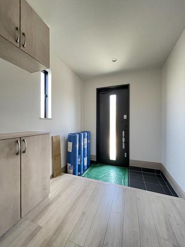 玄関を広く利用できるようシューズクローゼットを完備。ご家族みんなの靴をスッキリ収納できます！