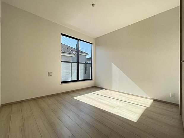 お部屋からバルコニーに出られるので洗濯物や布団などをすぐ干せ取込みも楽にできます！