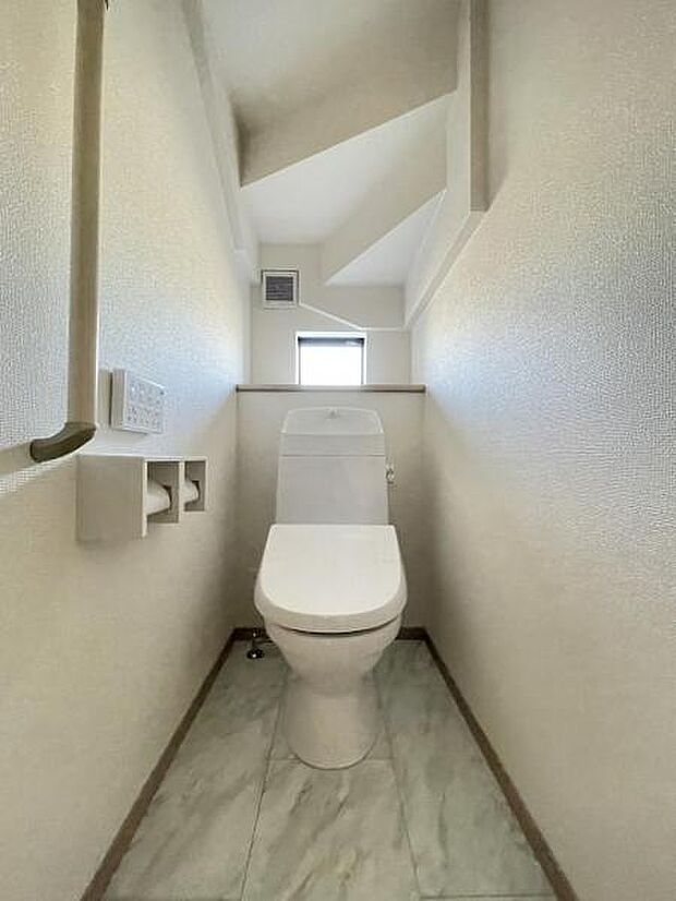 採光窓は臭い対策にもなって清潔な空間を保てます♪立ち上がりをサポートしてくれる手すりも完備！