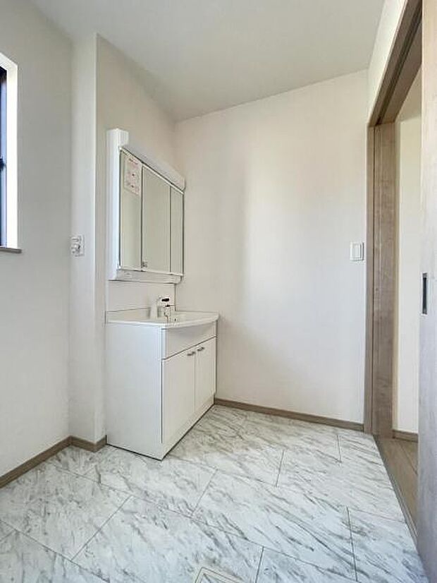 朝の準備・毎日の洗濯・帰宅後のお風呂と大活躍の洗面スペース。窓もあって風通りも良いので湿気がこもりにくい仕様＾＾