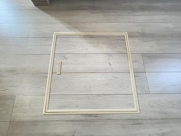 お漬物を漬けたり鍋などの季節物もしまっておける便利な床下収納！