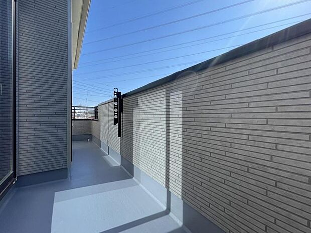 2部屋から行き来できる続きバルコニー！洗濯物や布団が干せる十分な広さです＾＾