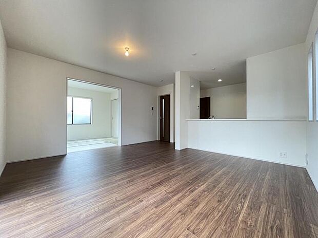 リビングは家族団らんの大切な空間です。ゆとりある広さと明るさでホッとくつろげるスペースになっています！