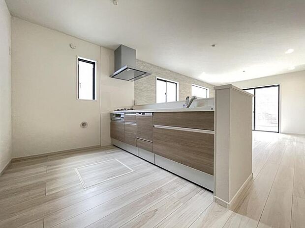 カウンター式のキッチンはリビングの様子を見ながら家事ができるので小さなお子さまがいるご家庭も安心です＾＾