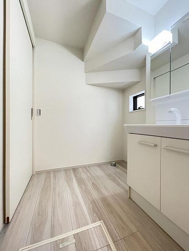 朝の準備・毎日の洗濯・帰宅後のお風呂と大活躍の洗面スペース。窓もあって風通りも良いので湿気がこもりにくい仕様＾＾