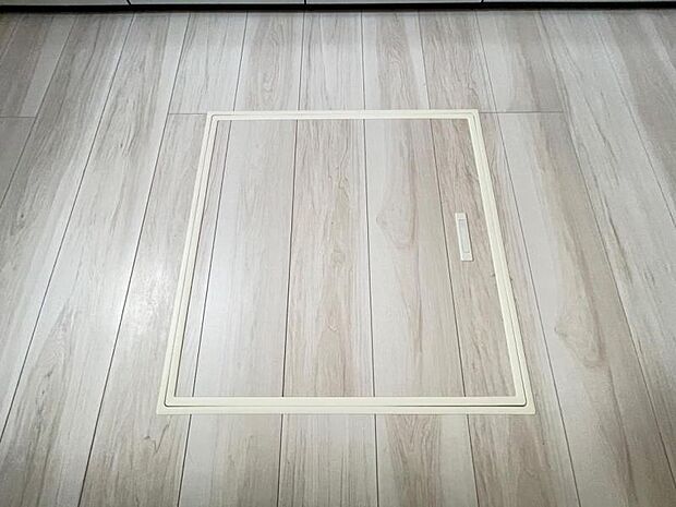 お漬物を漬けたり鍋などの季節物もしまっておける便利な床下収納！