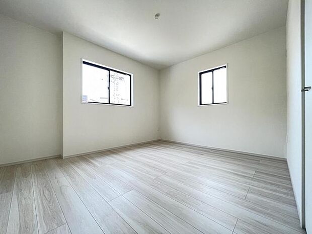 お部屋からバルコニーに出られるので洗濯物や布団などをすぐ干せ取込みも楽にできます！