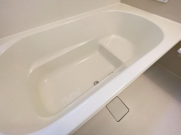 浴槽内はベンチ付きなので半身浴や親子一緒に入浴が楽しめます♪