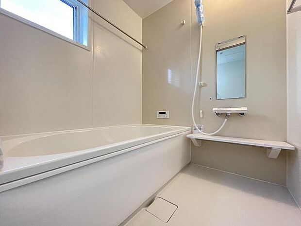 ゆったりと浸かれる1坪風呂を採用!1日の疲れを癒してくれる浴室は窓のある開放的な空間^^