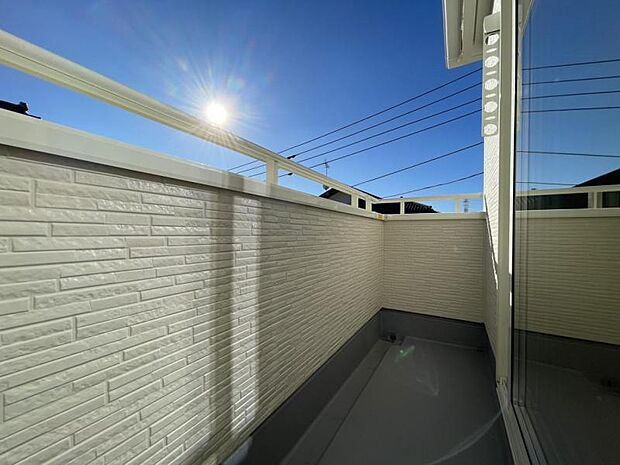 バルコニーは洗濯物や布団が干せる十分な広さです^^