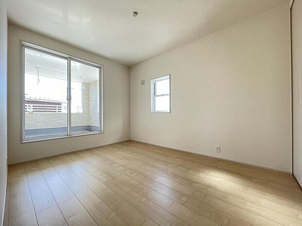 お部屋からバルコニーに出られるので洗濯物や布団などをすぐ干せ取込みも楽にできます！