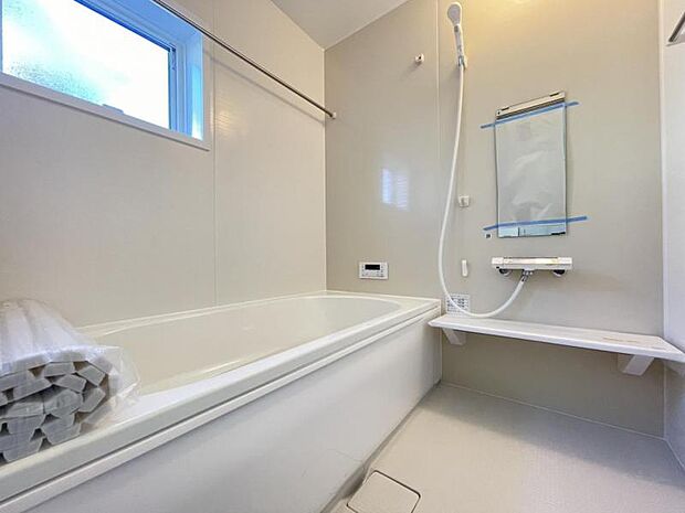 ゆったりと浸かれる1坪風呂を採用！1日の疲れを癒してくれる浴室は窓のある開放的な空間＾＾