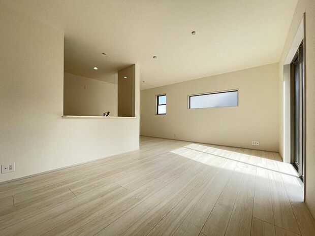 開放感のあるゆとりあるリビング。採光にもこだわった居心地の良い空間です♪