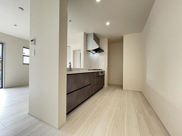 カウンター式のキッチンはリビングの様子を見ながら家事ができるので小さなお子さまがいるご家庭も安心です＾＾