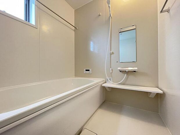 ゆったりと浸かれる1坪風呂を採用！1日の疲れを癒してくれる浴室は窓のある開放的な空間＾＾