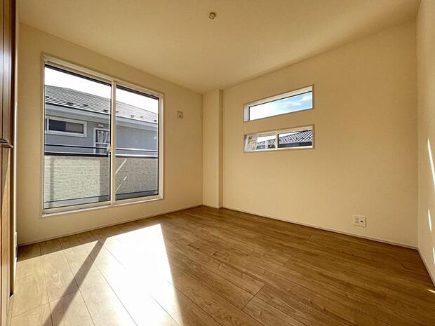 お部屋からバルコニーに出られるので、洗濯物や布団などをすぐ干せ取込みも楽にできます！