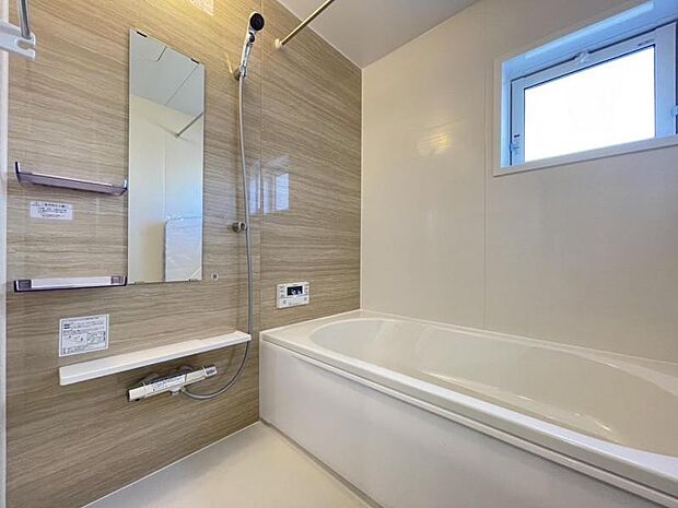 ゆったりと浸かれる1坪風呂を採用！1日の疲れを癒してくれる浴室は窓のある開放的な空間＾＾