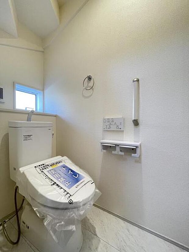 採光窓は臭い対策にもなって清潔な空間を保てます！立ち上がりをサポートしてくれる手すりも完備＾＾