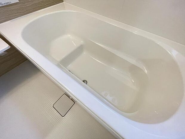 ゆったりと浸かれる1坪風呂を採用!1日の疲れを癒してくれる浴室は、窓のある開放的な空間