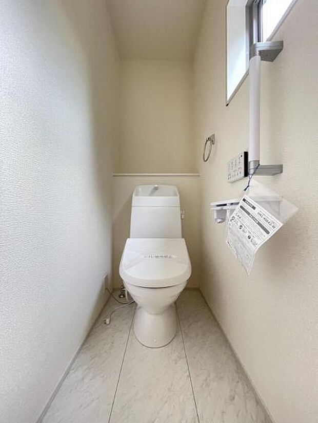 採光窓は臭い対策にもなって清潔な空間を保てます♪立ち上がりをサポートしてくれる手すりも完備！