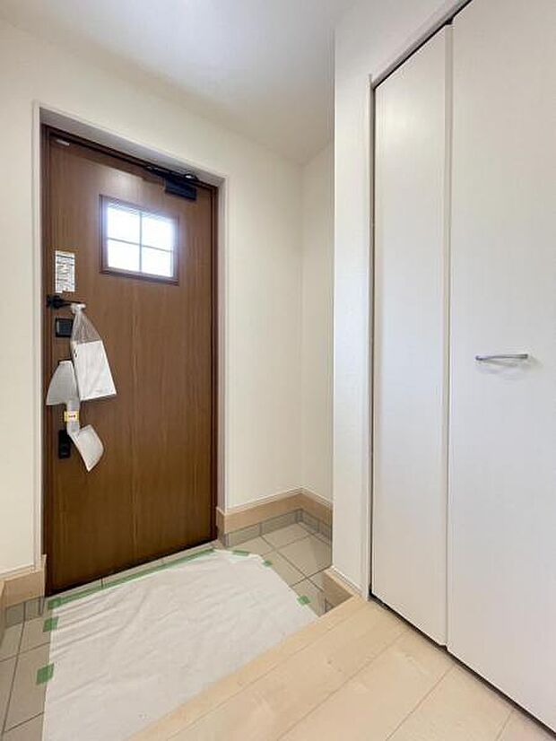 玄関を広く利用できるようシューズクローゼットを完備。ご家族みんなの靴をスッキリ収納できます！