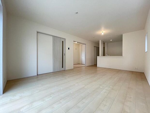 リビングは家族団らんの大切な空間です。ゆとりある広さと明るさでホッとくつろげるスペースになっています！