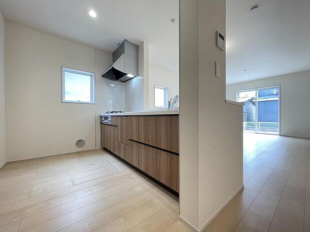 カウンター式のキッチンはリビングの様子を見ながら家事ができるので小さなお子さまがいるご家庭も安心です＾＾