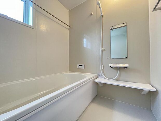 ゆったりと浸かれる1坪風呂を採用！1日の疲れを癒してくれる浴室は窓のある開放的な空間＾＾