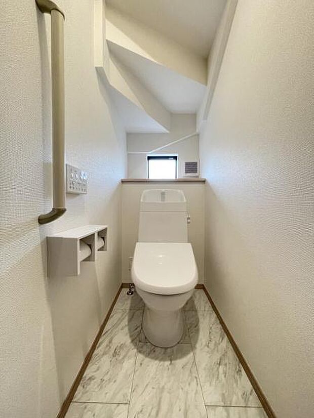 採光窓は臭い対策にもなって清潔な空間を保てます♪立ち上がりをサポートしてくれる手すりも完備！