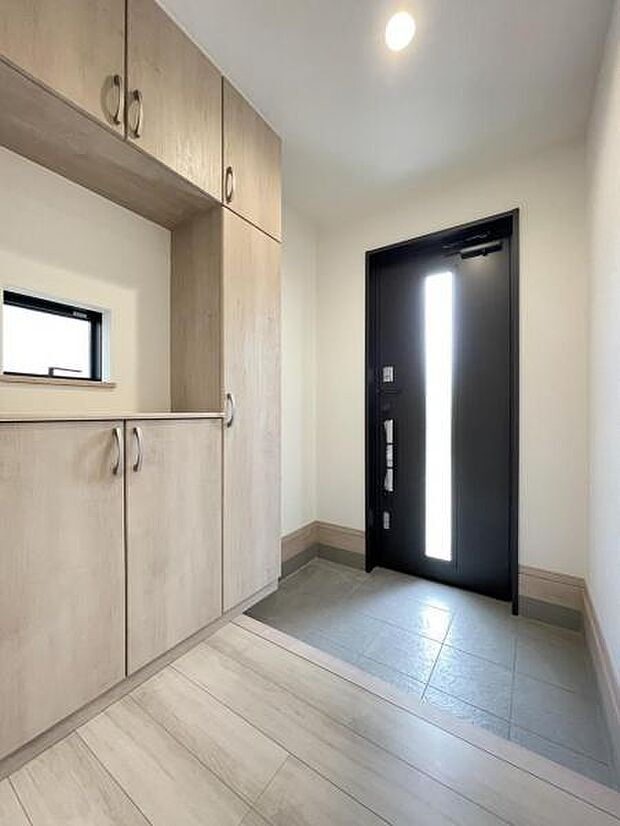 玄関を広く利用できるようシューズクローゼットを完備。ご家族みんなの靴をスッキリ収納できます！