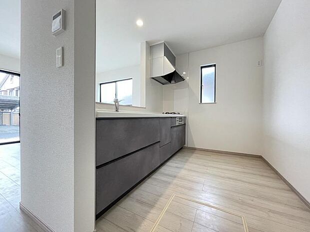 カウンター式のキッチンはリビングの様子を見ながら家事ができるので小さなお子さまがいるご家庭も安心です＾＾