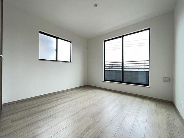 お部屋からバルコニーに出られるので洗濯物や布団などをすぐ干せ取込みも楽にできます！