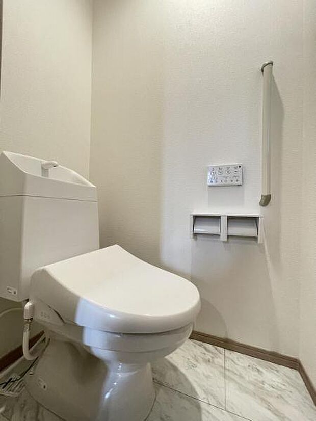 採光窓は臭い対策にもなって清潔な空間を保てます♪立ち上がりをサポートしてくれる手すりも完備！