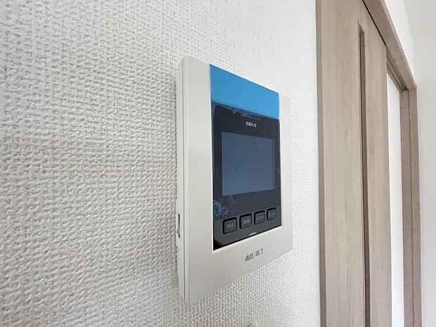 訪問者がひと目でわかるモニター付きインターホンを標準装備。お子さまのお留守番にも安心です！
