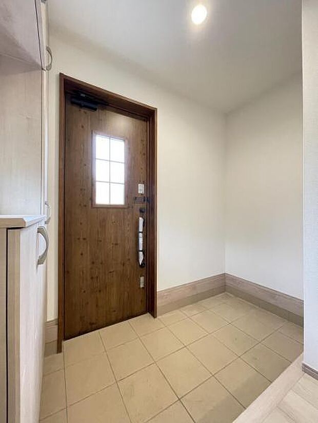 玄関を広く利用できるようシューズクローゼットを完備。ご家族みんなの靴をスッキリ収納できます！