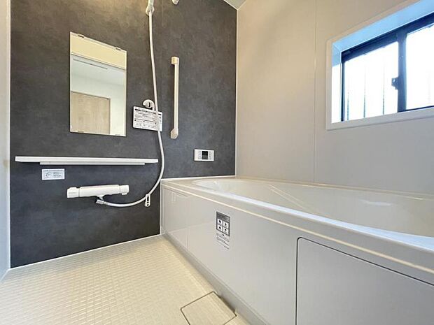 ゆったりと浸かれる1坪風呂を採用！1日の疲れを癒してくれる浴室は窓のある開放的な空間＾＾