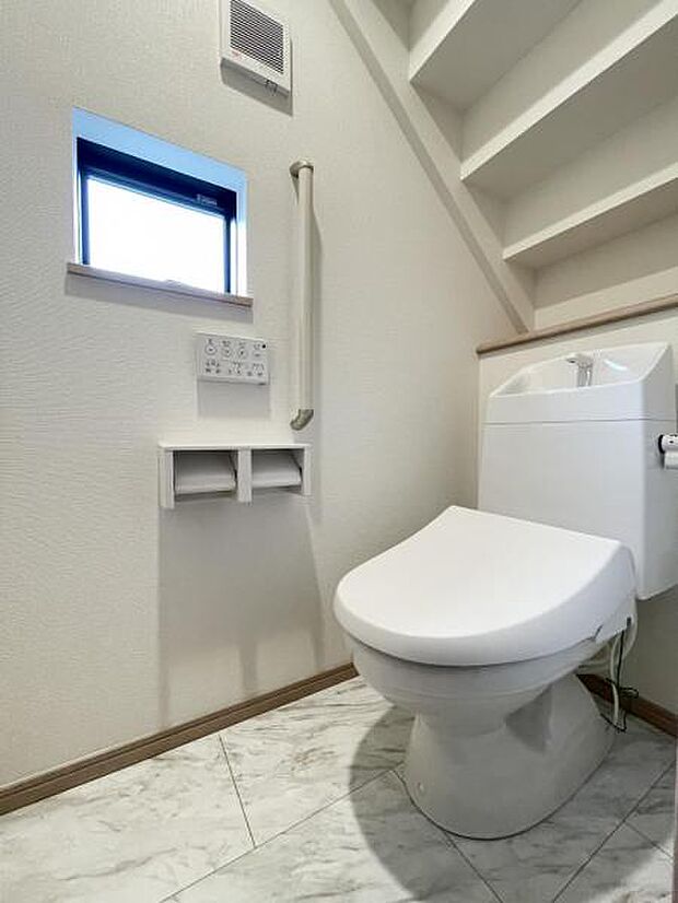 採光窓は臭い対策にもなって清潔な空間を保てます♪立ち上がりをサポートしてくれる手すりも完備！