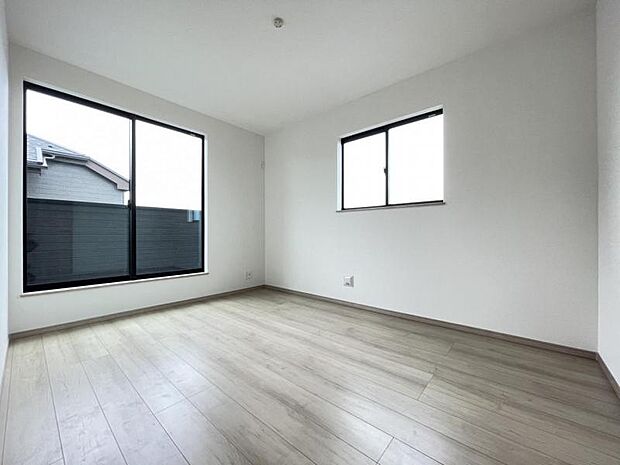 お部屋からバルコニーに出られるので洗濯物や布団などをすぐ干せ取込みも楽にできます！