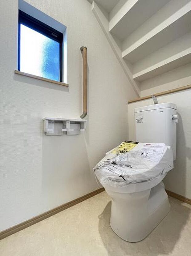 採光窓は臭い対策にもなって清潔な空間を保てます♪立ち上がりをサポートしてくれる手すりも完備!