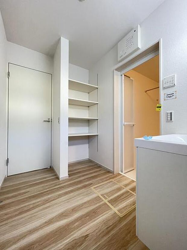 朝の準備・毎日の洗濯・帰宅後のお風呂と大活躍の洗面スペース。窓もあって風通りも良いので湿気がこもりにくい仕様＾＾