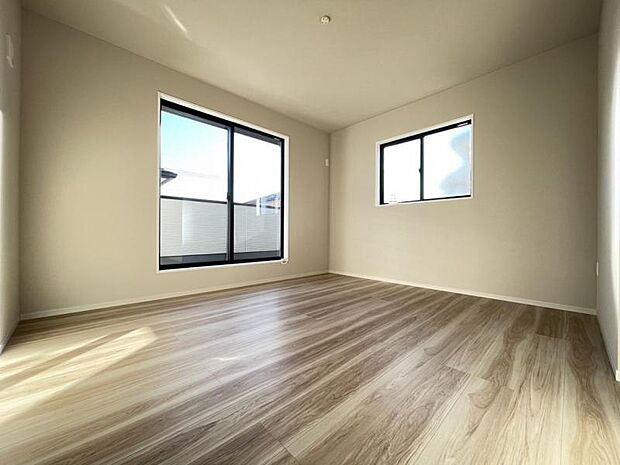 お部屋からバルコニーに出られるので洗濯物や布団などをすぐ干せ取込みも楽にできます！