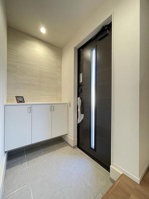 玄関を広く利用できるようシューズクローゼットを完備。ご家族みんなの靴をスッキリ収納できます！