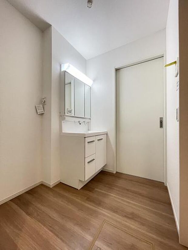 廊下とリビングどちらからも入れる洗面所。短い動線で家事がスムーズに進みそうですね＾＾