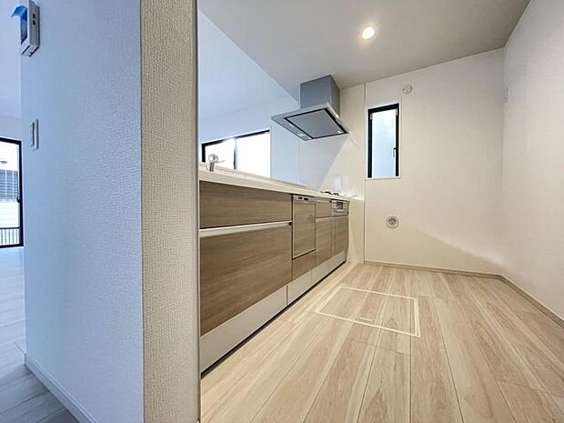 カウンター式のキッチンはリビングの様子を見ながら家事ができるので小さなお子さまがいるご家庭も安心です＾＾