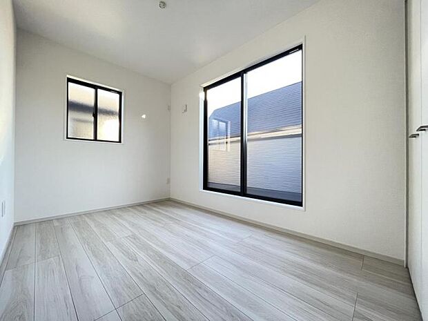 お部屋からバルコニーに出られるので洗濯物や布団などをすぐ干せ取込みも楽にできます！